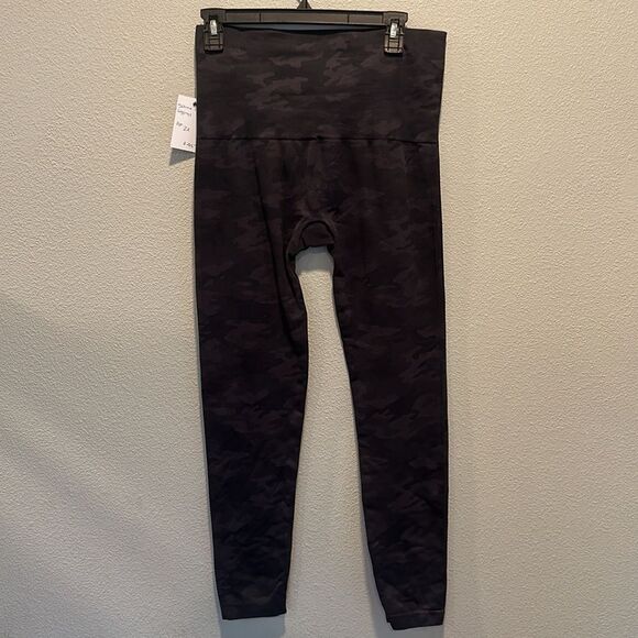 Spanx Black Camo 2X Leggings‎ - Picture 2 of 5